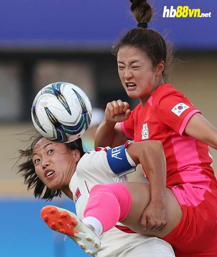 Trận tứ kết bóng đá nữ giữa Triều Tiên và Hàn Quốc diễn ra quyết liệt. Ảnh: Newsis