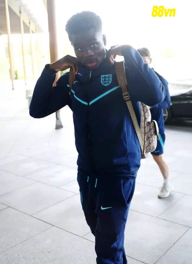 Bukayo Saka arrives for England duty - Bóng Đá