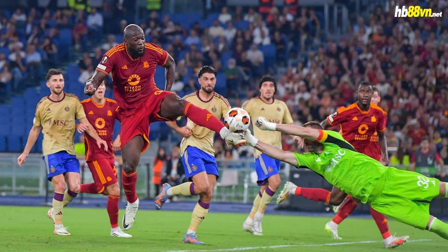 Lukaku trong một pha tranh bóng với thủ môn Servette ở trận Roma thắng 4-0 trên sân nhà Olimpico ở lượt hai bảng E Europa League ngày 5/10. Ảnh: asroma.it