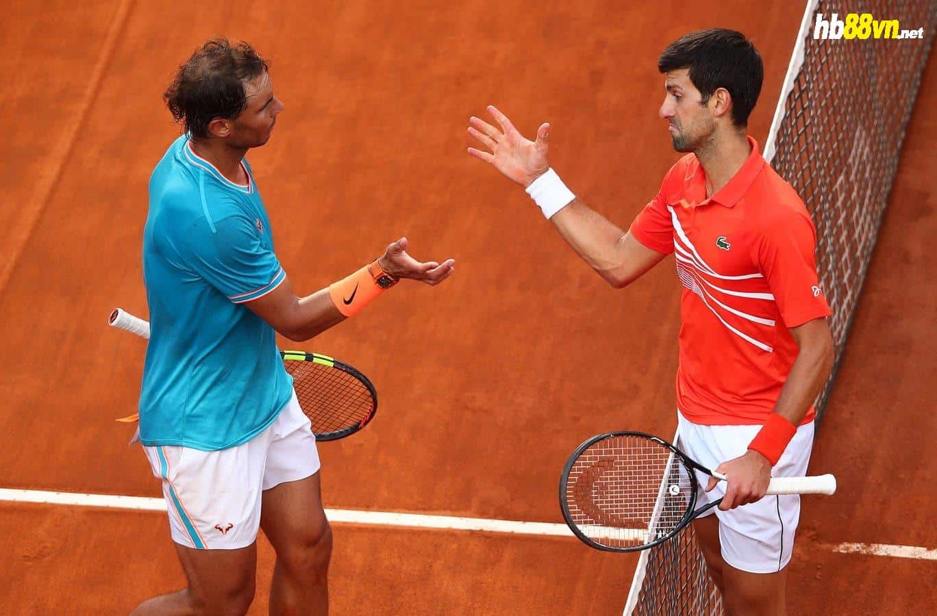 Djokovic (phải) bắt tay Nadal sau khi thua chung kết Rome Masters 2019. Ảnh: AP