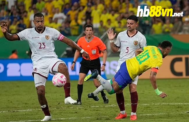Neymar bị ném bắp - Bóng Đá
