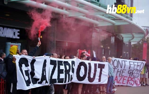Angry fans hijack announcement by blocking shop entrance in Glazers protest - Bóng Đá