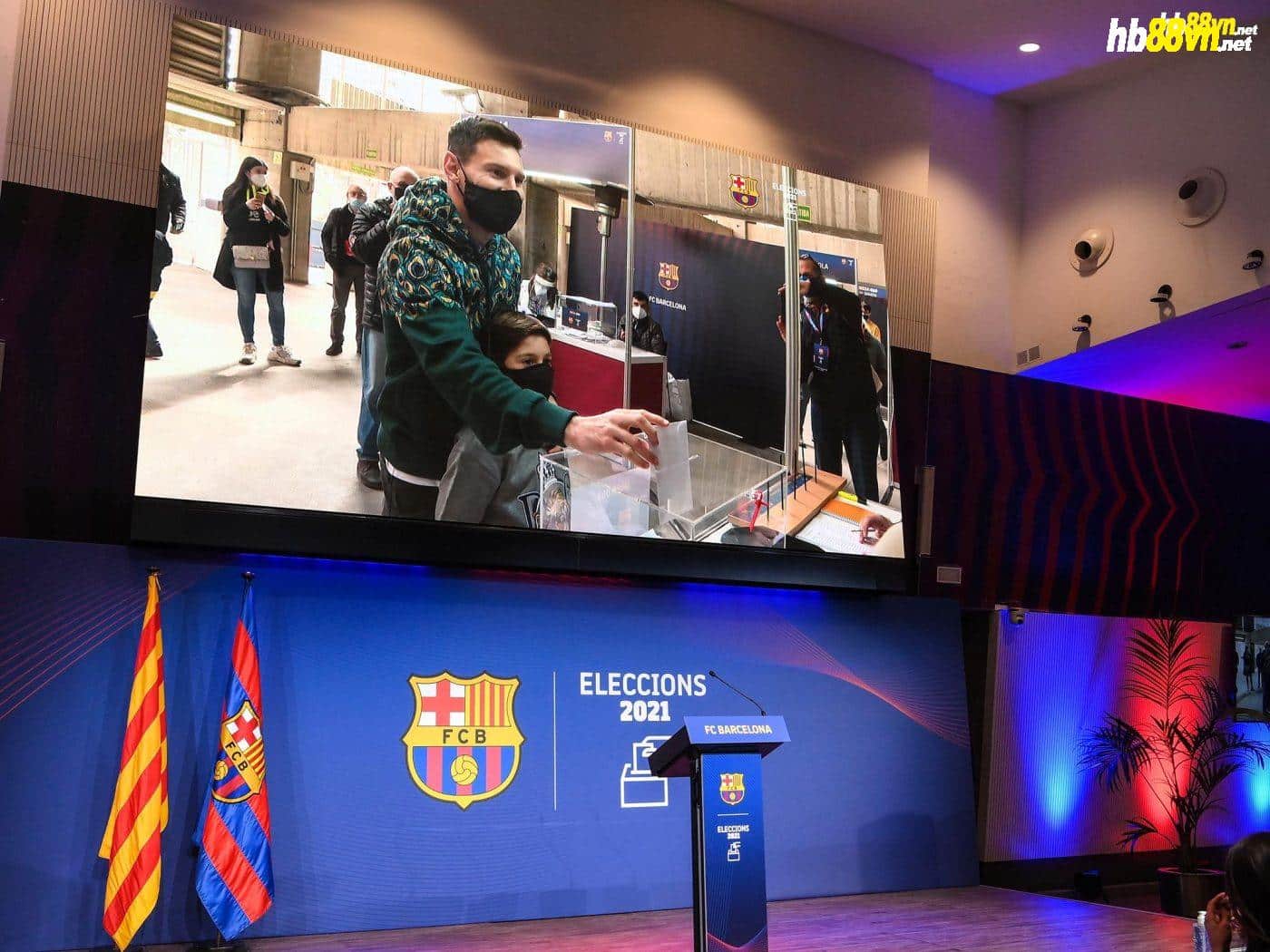 Lionel Messi tự tay bỏ phiếu bầu định đoạt tương lai Barcelona - Bóng Đá