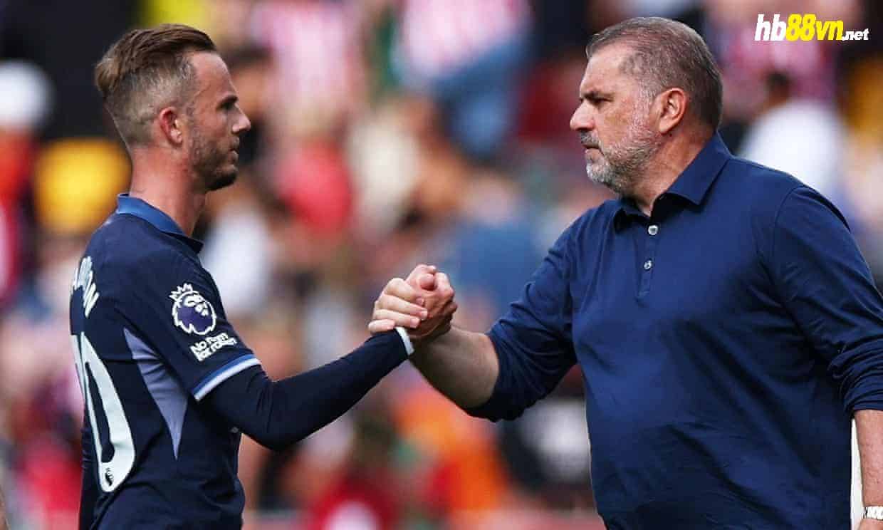 Postecoglou bắt tay James Maddison sau khi Tottenham hòa 2-2 trên sân Brentford ở trận ra quân Ngoại hạng Anh ngày 13/8. Ảnh: Reuters