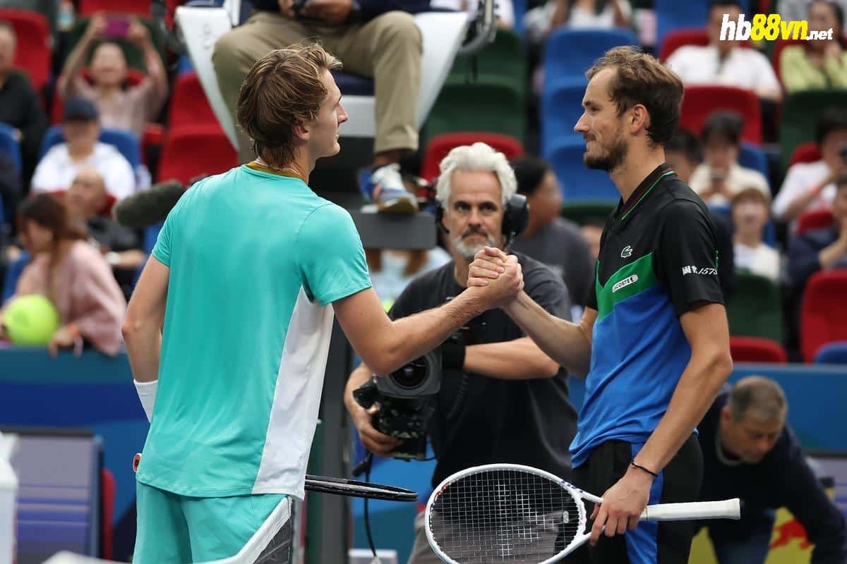 Korda (trái) bắt tay Medvedev sau trận đấu tại sân Trung tâm ở tổ hợp quần vợt Qizhong Forest. Ảnh: Reuters