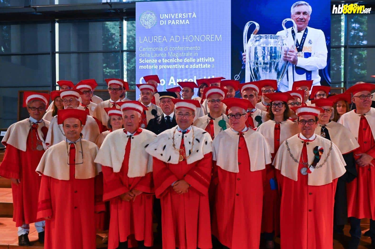 Ancelotti (thứ hai từ trái sang, hàng đầu) chụp ảnh lưu niệm cùng các Tiến sĩ khác và lãnh đạo Đại học Parma. Ảnh: La Presse