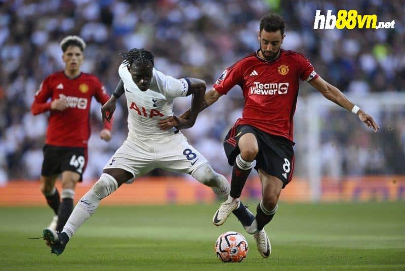 Bissouma (số 8) tranh chấp với Bruno Fernandes trong trận Tottenham thắng Man Utd 2-0 ở vòng 2 Ngoại hạng Anh ngày 19/8. Ảnh: Reuters