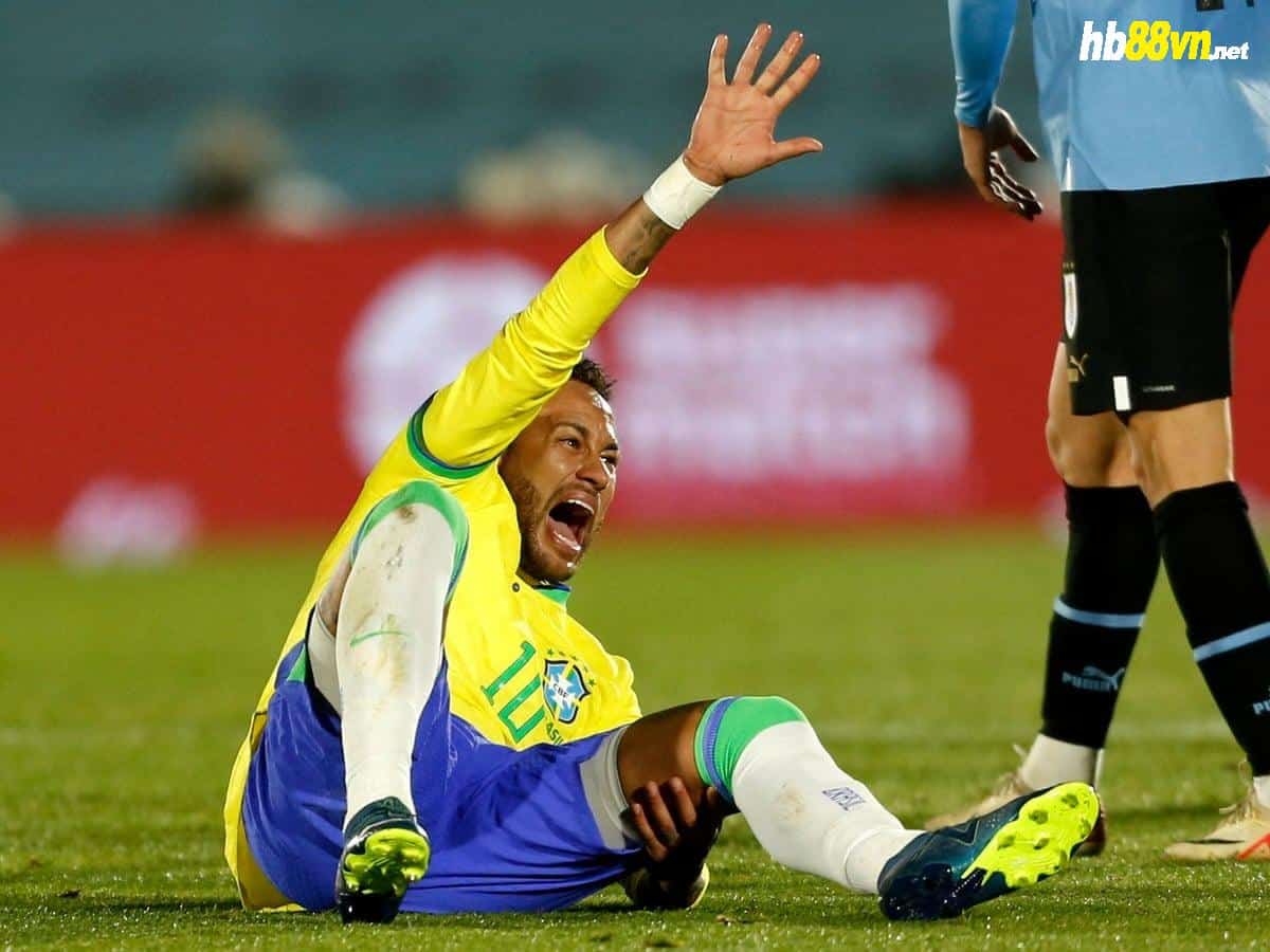 Neymar cấp tốc báo bác sĩ sau khi chấn thương trong trận Uruguay - Brazil sáng 18/10. Ảnh: Reuters