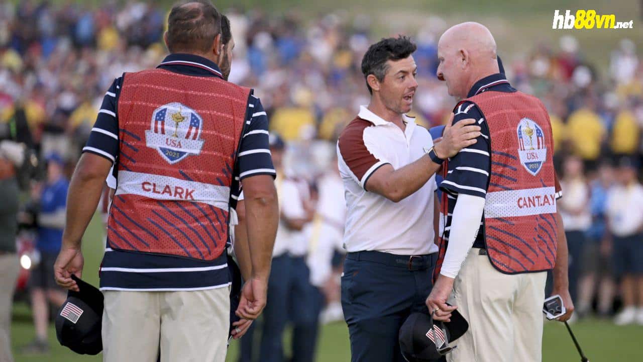 ROME, Ý - 30 tháng 9: Rory McIlroy của Đội Châu Âu nói chuyện với caddie của Patrick Cantlay của Đội Hoa Kỳ (không có hình), Joe LaCava trên bãi cỏ thứ 18 trong các trận đấu bốn bóng chiều thứ Bảy của Ryder Cup 2023 tại Câu lạc bộ Golf Marco Simone trên Ngày 30 tháng 9 năm 2023 tại Rome, Ý. (Ảnh của Ross Kinnaird/Getty Images)
