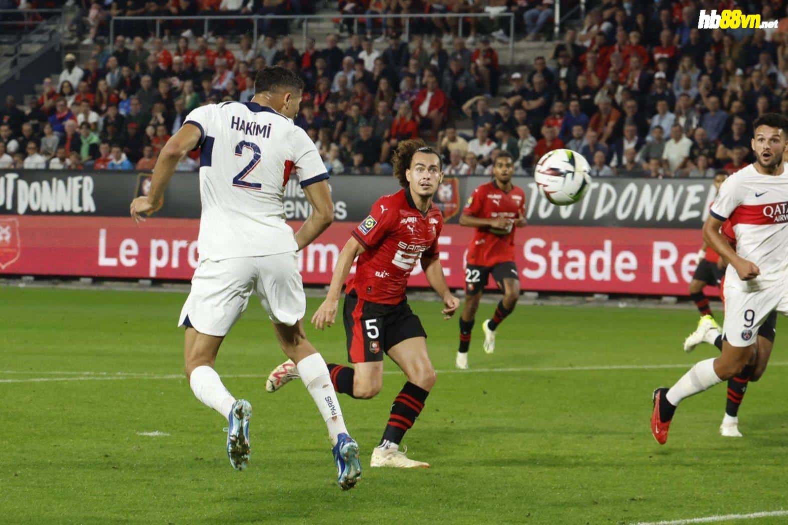 Hakimi đánh đầu nâng tỷ số lên 2-0 cho PSG trước Rennes. Ảnh: psg.fr