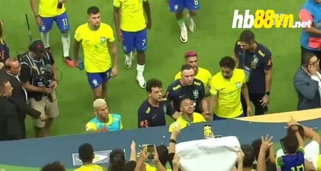Neymar sôi máu vì bị tập kích - Bóng Đá