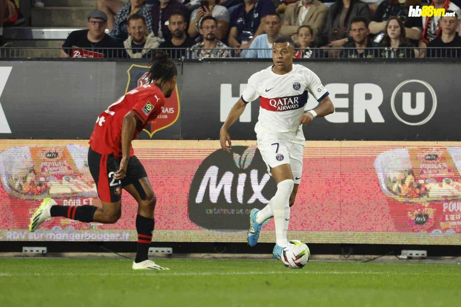 Mbappe đi bóng trong trận PSG hạ chủ nhà Rennes 3-1 ở vòng 8 Ligue 1 ngày 8/10. Ảnh: psg.fr
