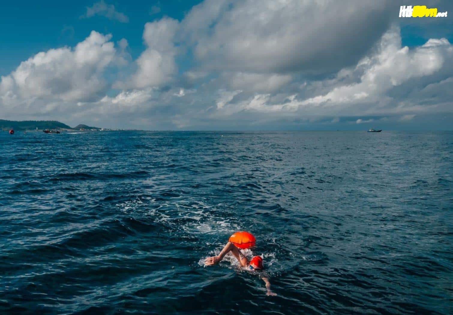 Khánh Ly đeo phao, bơi 3 hải lý giữa đảo Lớn và đảo Bé, tháng 5/2023. Ảnh: nhân vật cung cấp