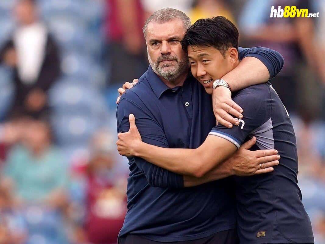 HLV Postecoglou chia vui với đội trưởng Son Heung-min sau khi Tottenham thắng chủ nhà Burnley 5-2 ở vòng 4 Ngoại hạng Anh ngày 2/9. Ảnh: PA