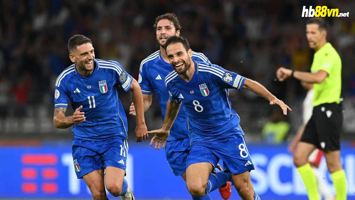 Bonaventura (số 8) mừng bàn đầu tiên trong màu áo đội tuyển Italy. Ảnh: AP