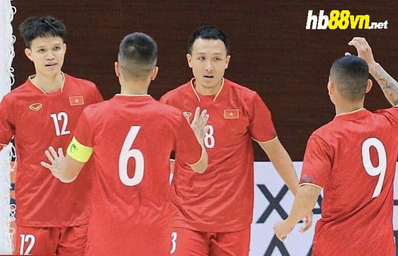 Các cầu thủ futsal Việt Nam mừng chiến thắng 5-1 trước Hàn Quốc ở lượt cuối bảng D ngày 11/10. Ảnh: VFF