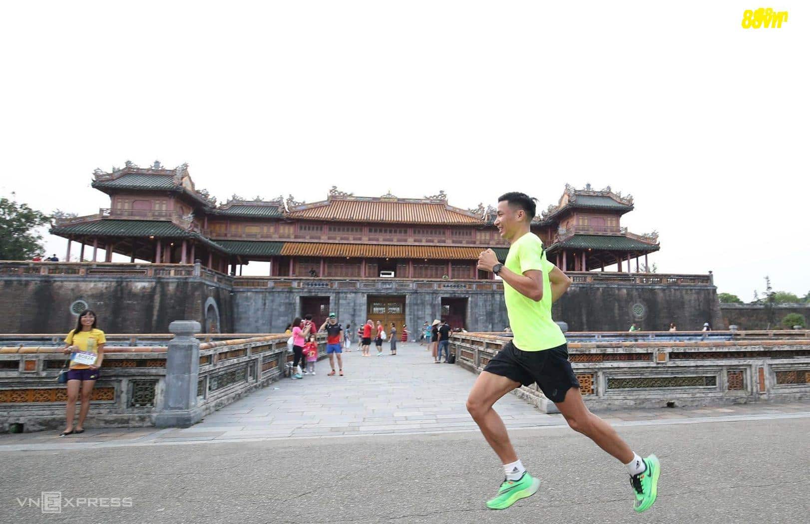 Chân chạy Nguyễn Văn Lai trong một cữ shakeout run trước VnExpress Marathon Imperial Hue 2023. Ảnh: VnExpress Marathon