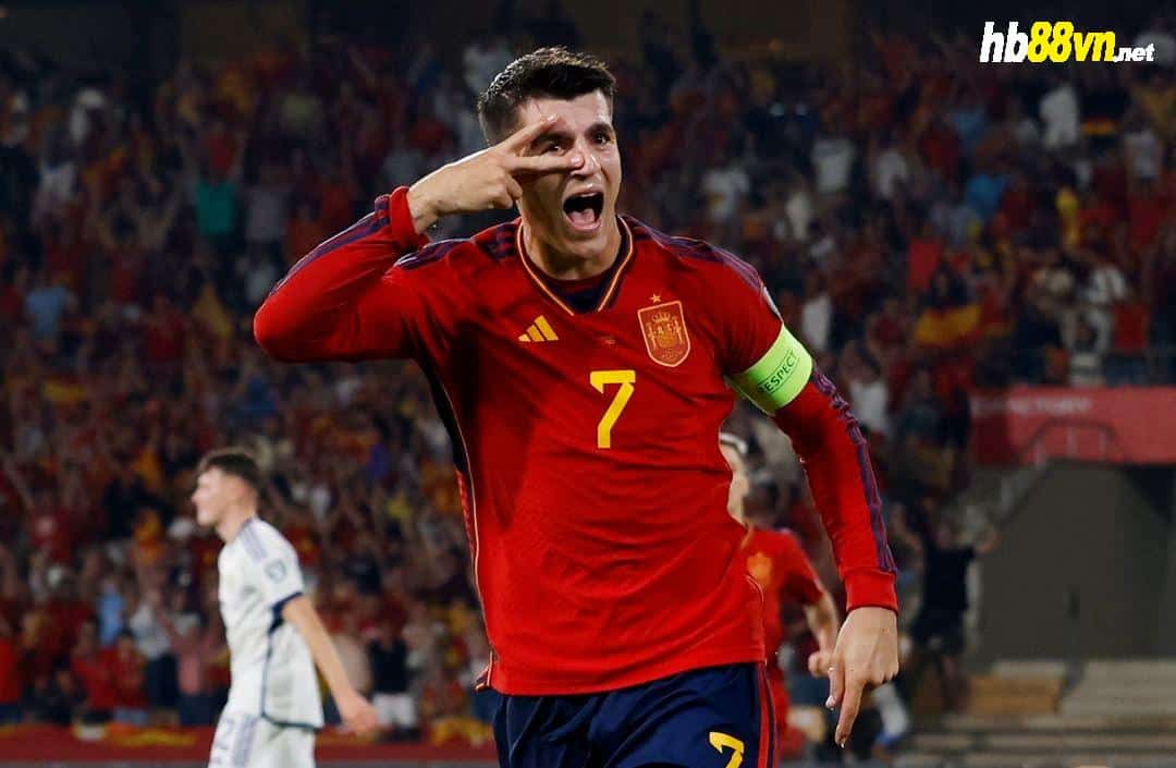 Morata mừng bàn thắng 33 trong màu áo đội tuyển Tây Ban Nha. Ảnh: Reuters