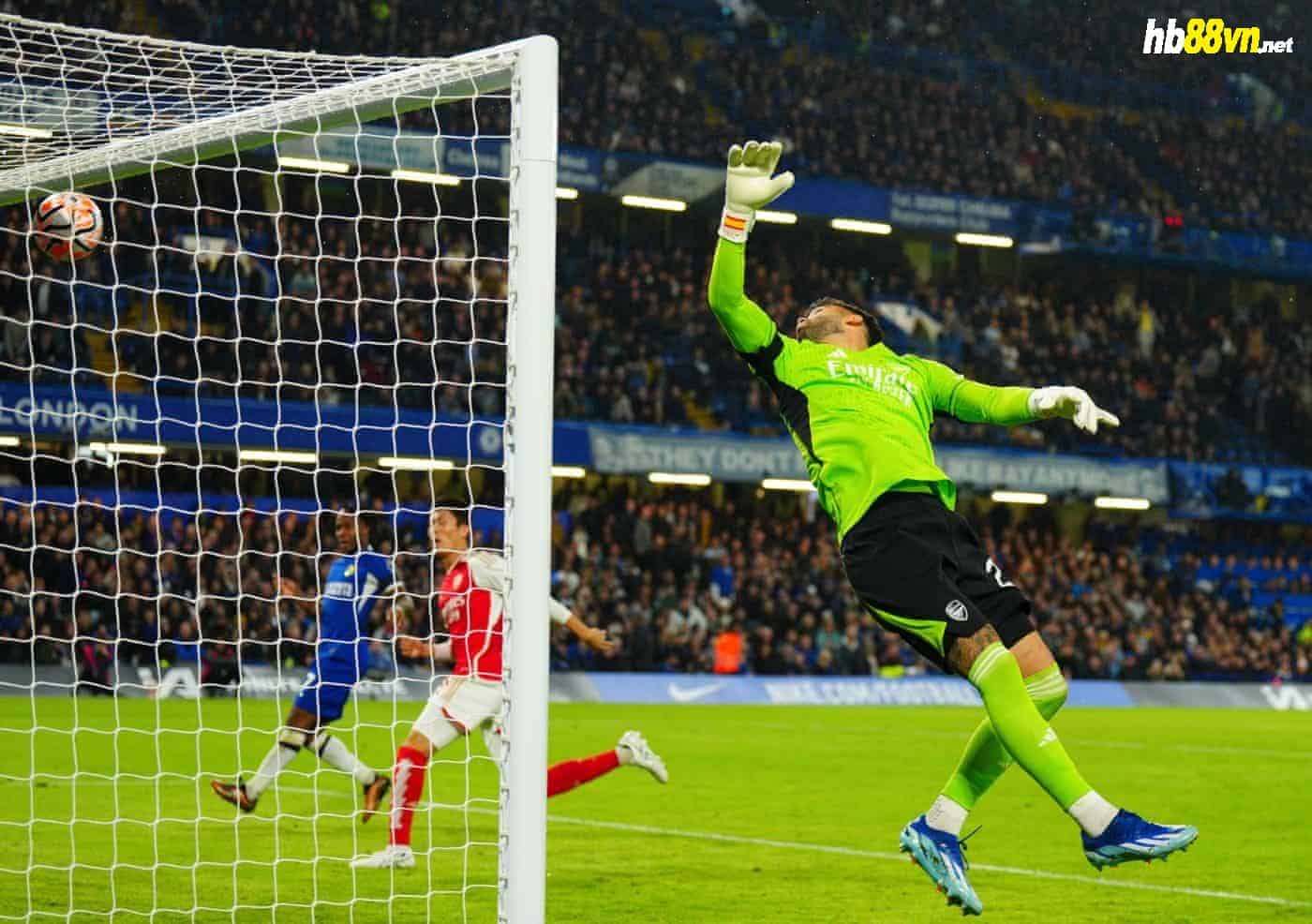 Raya (áo xanh lá cây) trong tình huống phán đoán sai dẫn đến bàn gỡ 2-2 cho Chelsea trong trận hòa Arsenal ở vòng 9 Ngoại hạng Anh ngày 21/10. Ảnh: Shutterstock