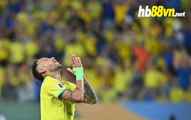 Neymar bị ném bắp - Bóng Đá