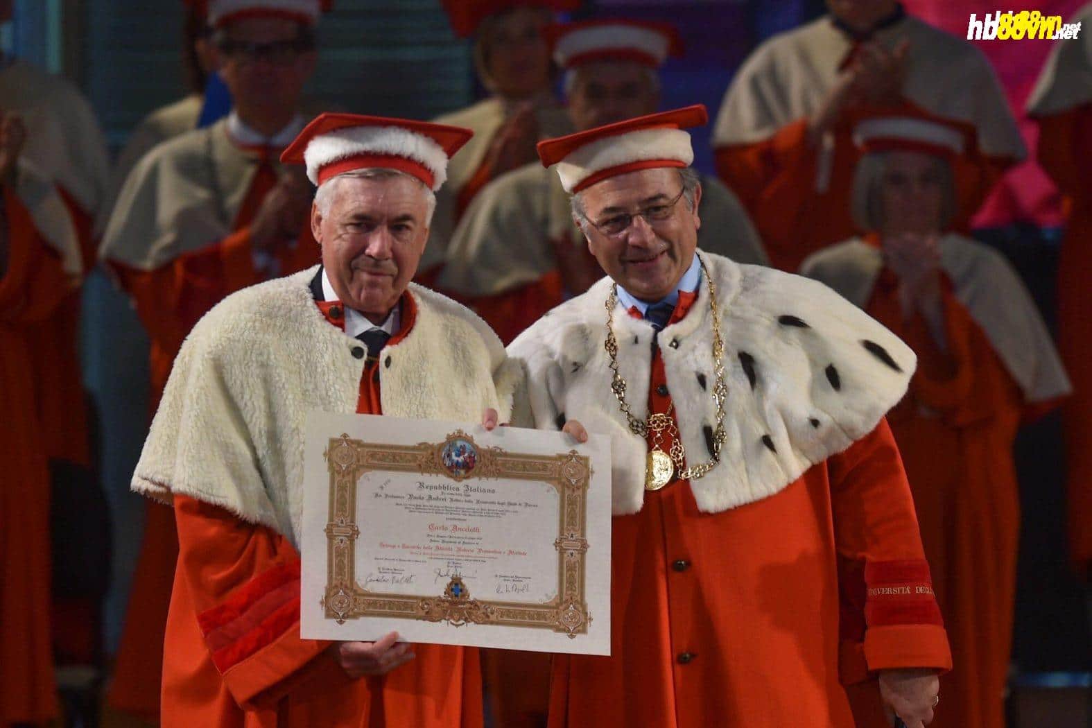 HLV Ancelotti nhận bằng Tiến sĩ từ Hiệu trưởng Đại học Parma. Ảnh: La Presse