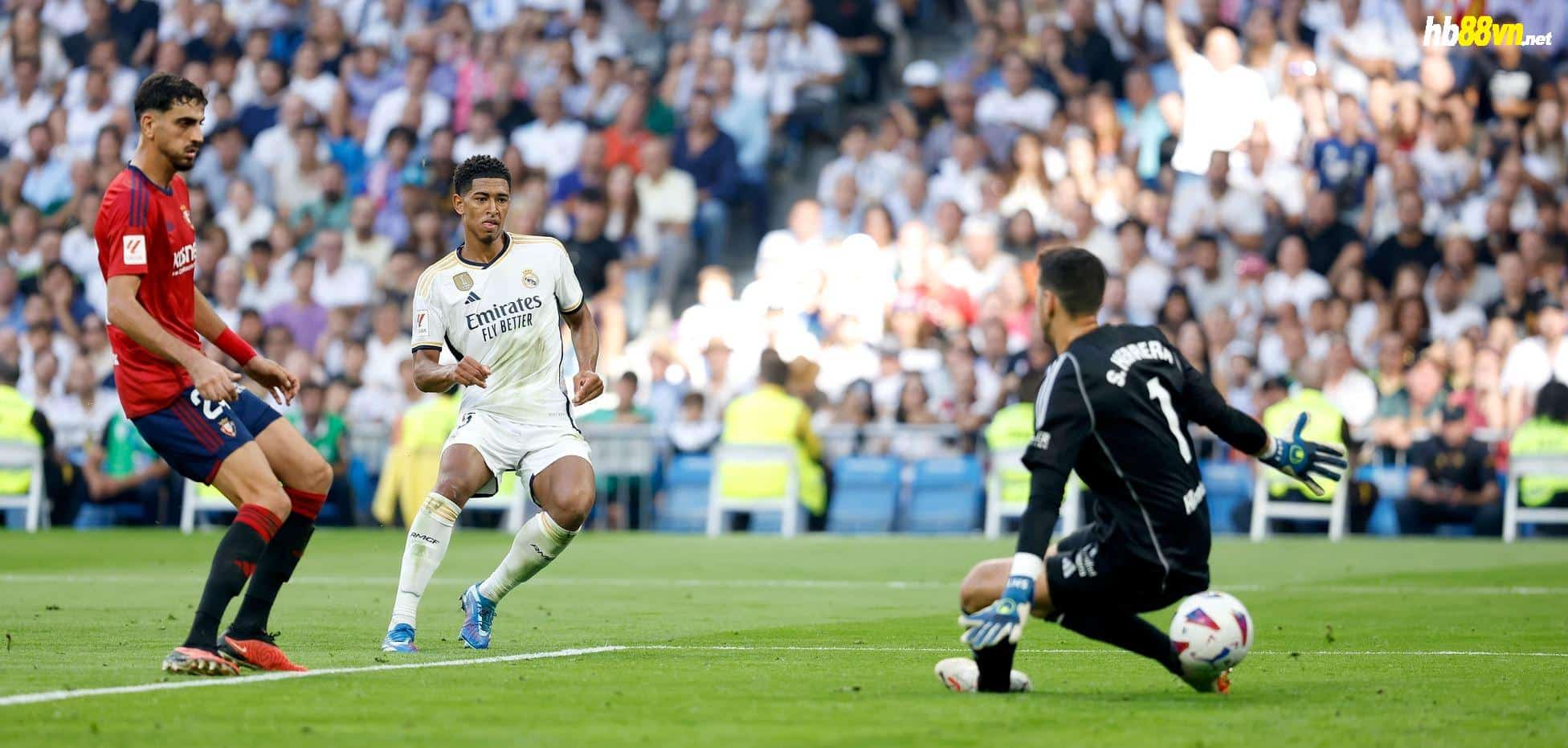 Bellingham (áo trắng) ghi bàn bằng cú dứt điểm kiểu xâu kim qua thủ môn trong trận Real thắng Osasuna 4-0 tại vòng 9 La Liga ngày 8/10. Ảnh: AS