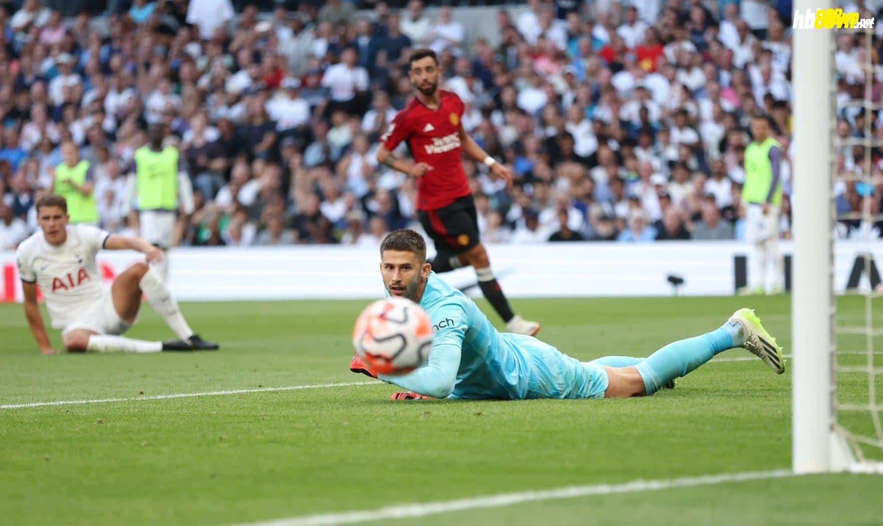 Vicario sau một pha đẩy bóng cứu thua trong trận Tottenham hạ Man Utd 2-0 ở vòng 2 Ngoại hạng Anh ngày 19/8. Ảnh: AFP