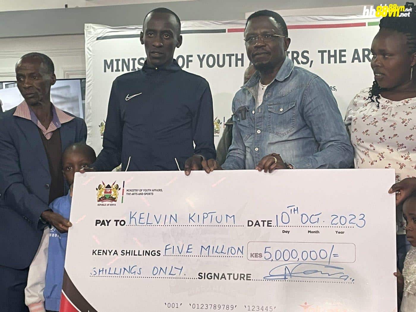 Kiptum nhận thưởng từ chính phủ Kenya trong buổi gặp mặt vinh danh anh ngày 10/10, sau chiến công lập kỷ lục thế giới tại Chicago Marathon 2023. Ảnh: X / @cjkaroney