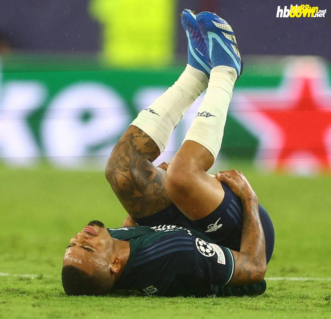 Jesus ôm chân đau đớn sau pha tranh chấp ở phút 90 trận Arsenal hạ chủ nhà Sevilla 2-1 thuộc lượt ba bảng B Champions League trên sân Sanchez Pizjuan ngày 24/10. Ảnh: REX