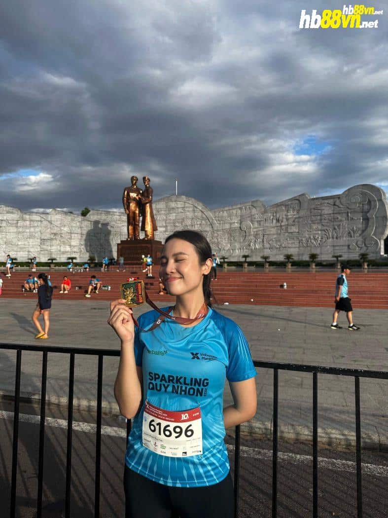 Thủy Tiên chạy cự ly 10km giải VnExpress Marathon Quy Nhơn hồi tháng 6