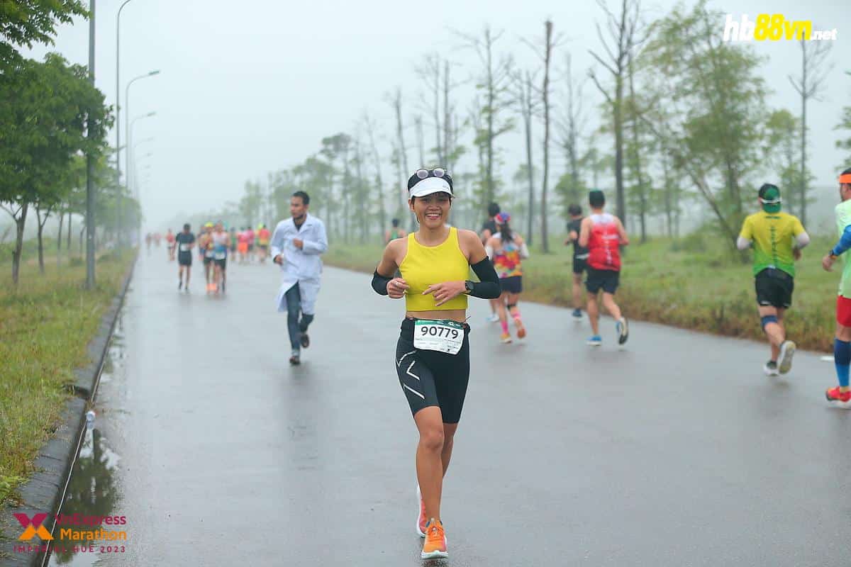 Khánh Ly chạy 42km tại VnExpress Marathon Huế 2023. Ảnh: VM