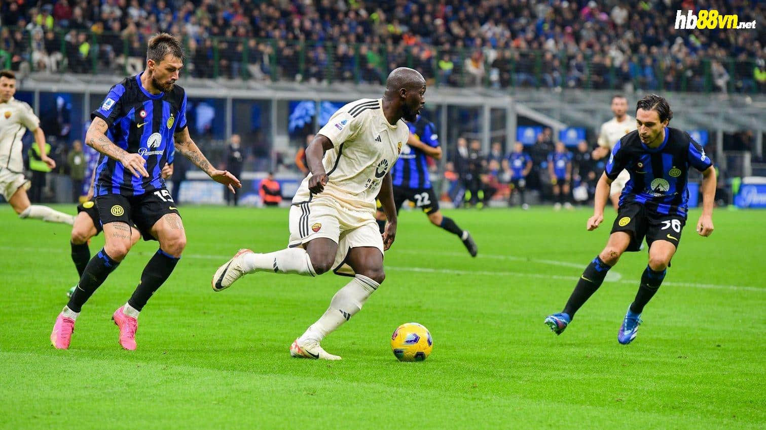 Lukaku đi bóng trong trận Roma thua Inter 0-1 ở vòng 10 Serie A trên sân Meazza, Milano ngày 29/10. Ảnh: asroma.it