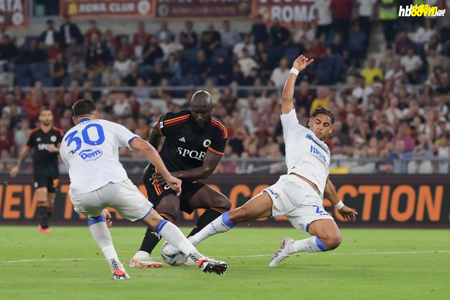 Lukaku làm động tác giả loại trung vệ Frosinone trước khi dứt điểm ghi bàn mở tỷ số cho Roma trong trận thắng 2-0 ở vòng 7 Serie A ngày 1/10. Ảnh: asroma.it