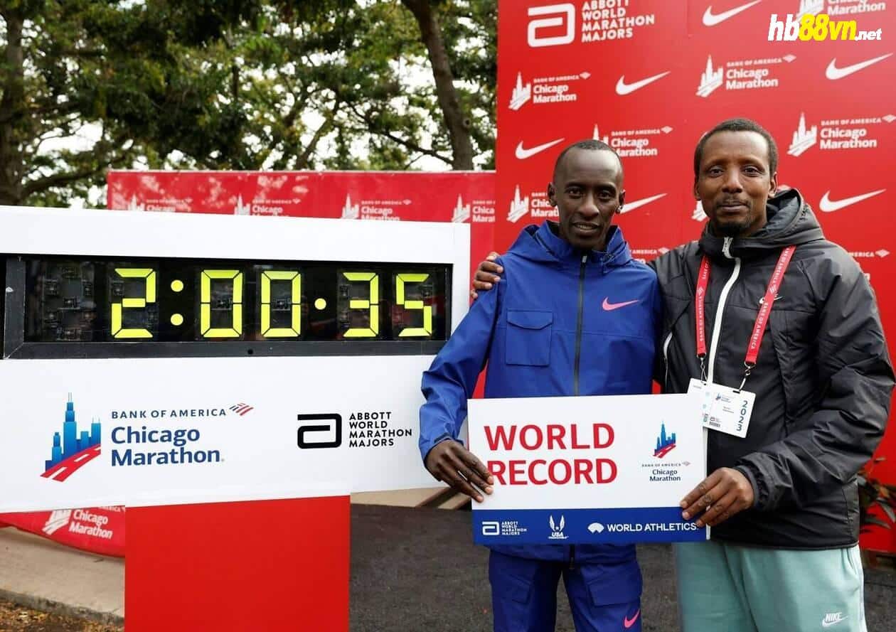 HLV Hakizimana (phải) bên cạnh Kiptum khi học trò nhận bảng công nhận kỷ lục thế giới với thông số 2 giờ o phút 35 giây tại Chicago Marathon 2023 ngày 8/10. Ảnh: AFP