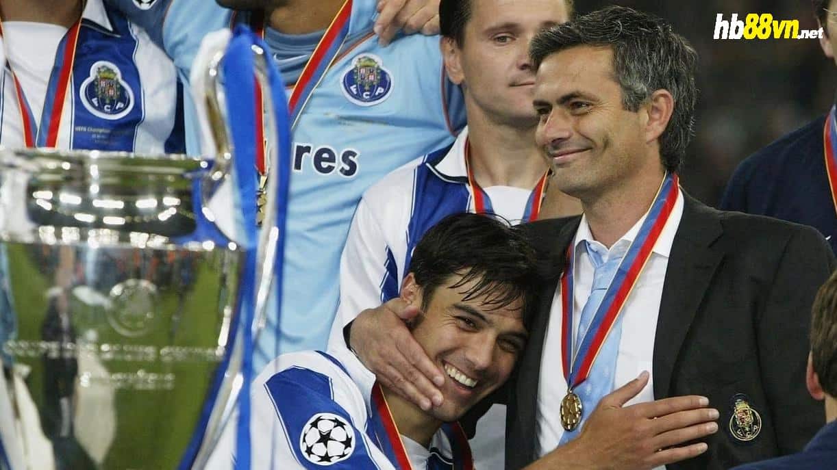 Mourinho (phải) giành Champions League với Porto năm 2004. Ảnh: UEFA