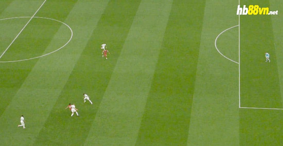 Diaz (áo đỏ, phía trên) vẫn đứng dưới hậu vệ cuối cùng của Tottenham khi băng xuống nhận bóng trong tình huống ở phút 34, trận Tottenham - Liverpool tối 30/9. Ảnh: Sky Sports