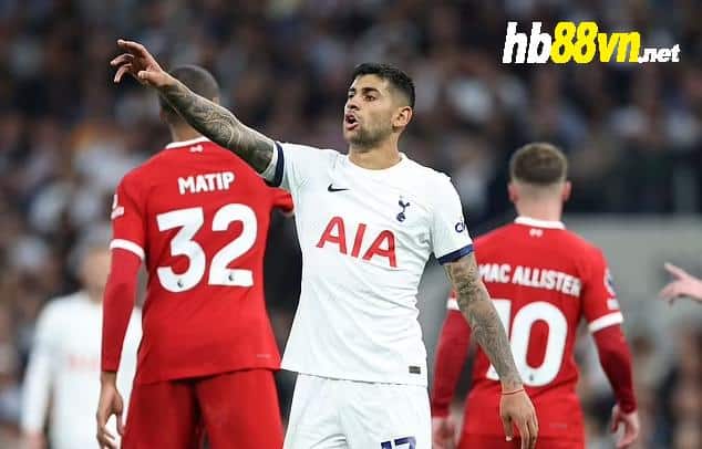 Romero (giữa) và Mac Allister (số 10) chiến đấu cho hai đội khác nhau trong trận Tottenham - Liverpool tối 30/9. Ảnh: Shutterstock