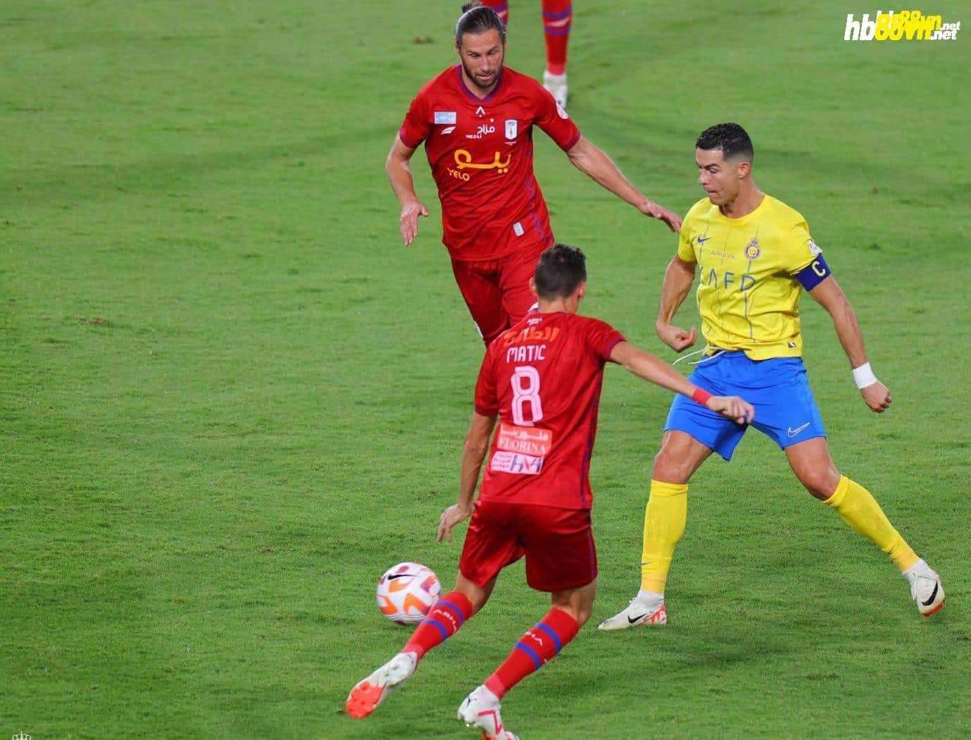 Ronaldo (áo vàng) thiếu duyên ghi bàn trước Abba. Ảnh: Al Nassr