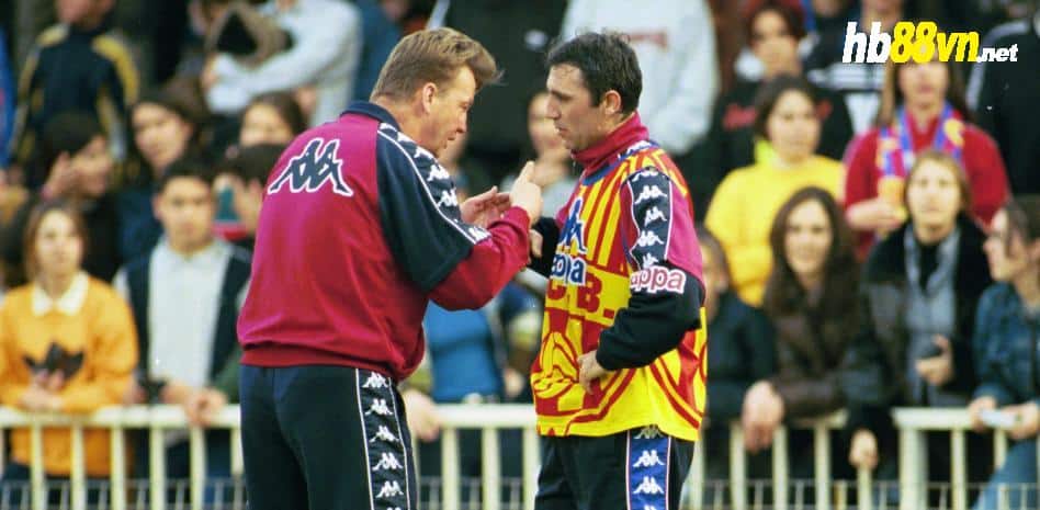 Van Gaal (trái) làm việc với Stoichkov tại Barca nửa đầu mùa 1997-1998. Ảnh: MD