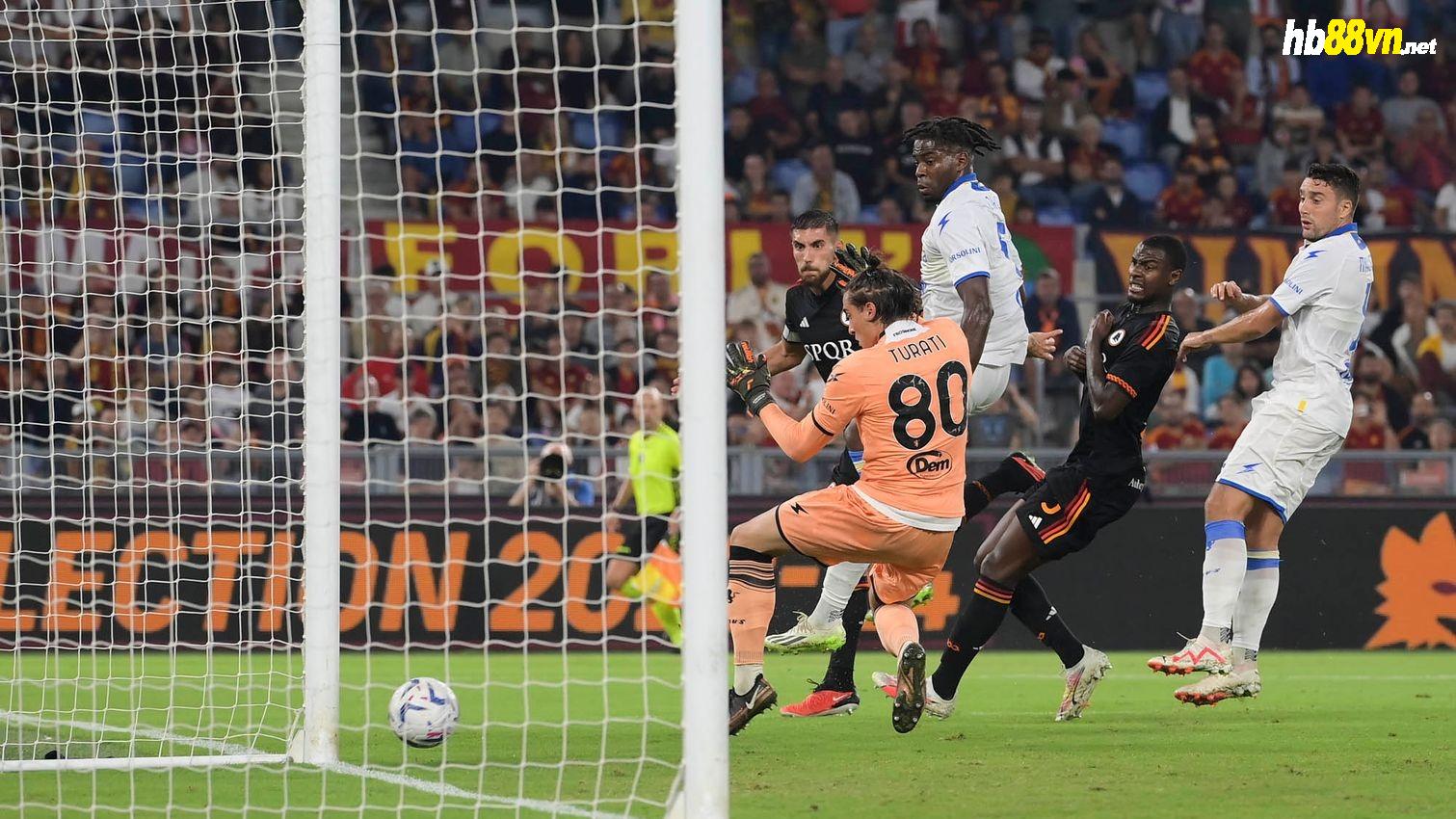 Pellegrini (áo đen, trái) dứt điểm vào góc gần ghi bàn ấn định thắng lợi 2-0 cho Roma. Ảnh: asroma.it