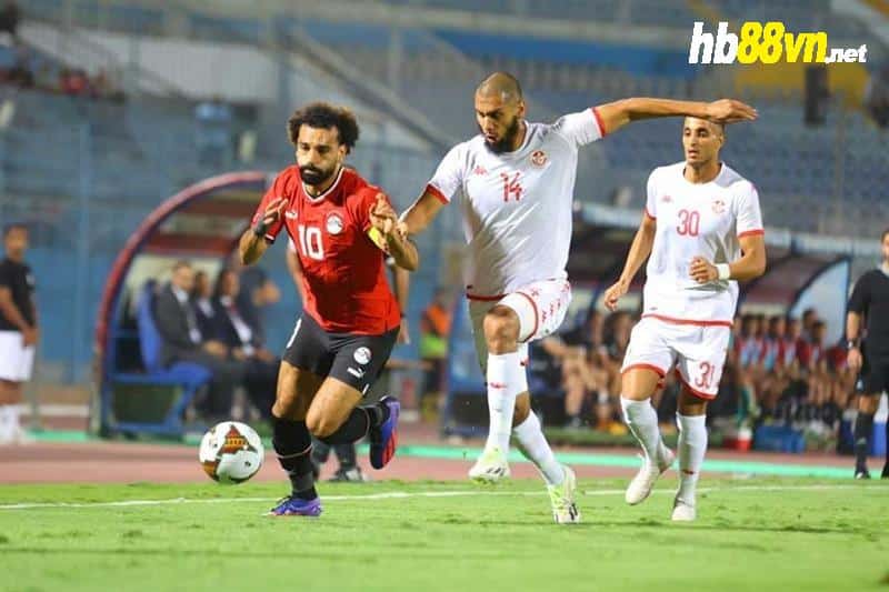 Salah (áo đỏ) đi bóng trong trận giao hữu Ai Cập thua Tunisia 1-3 trên sân nhà Cairo ngày 13/9. Ảnh: Ahram