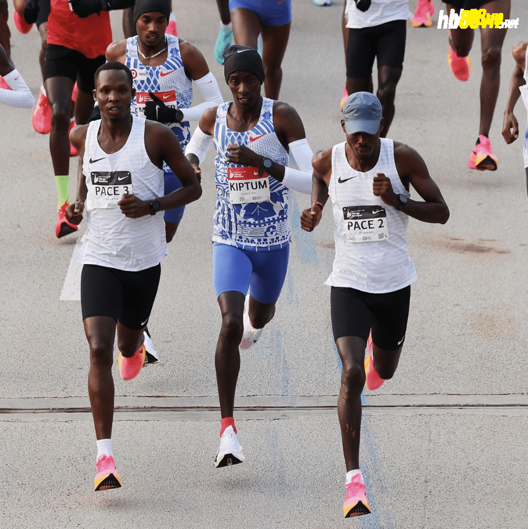 Kiptum trên đường chạy Chicago Marathon 2023 ngày 8/10. Ảnh: AFP