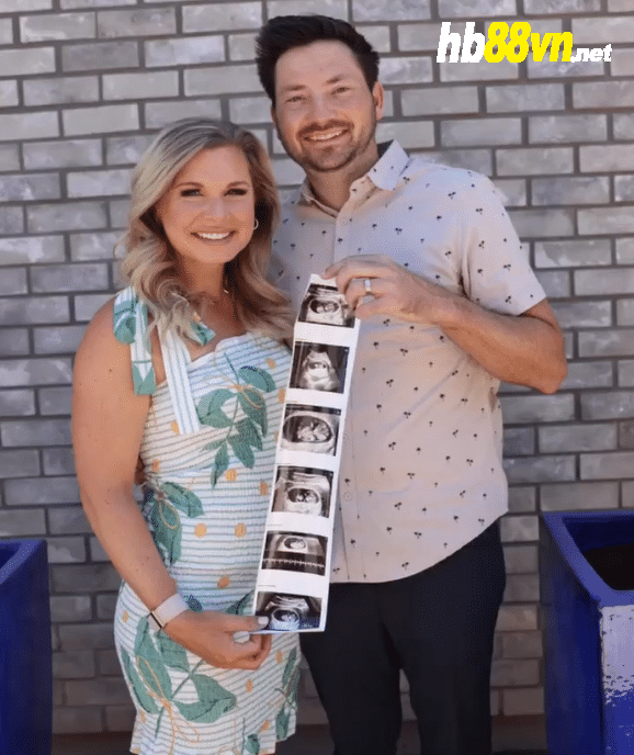 Weaver-Wright và chồng thông báo mang thai trên Instagram ngày 5/7. Ảnh chụp màn hình