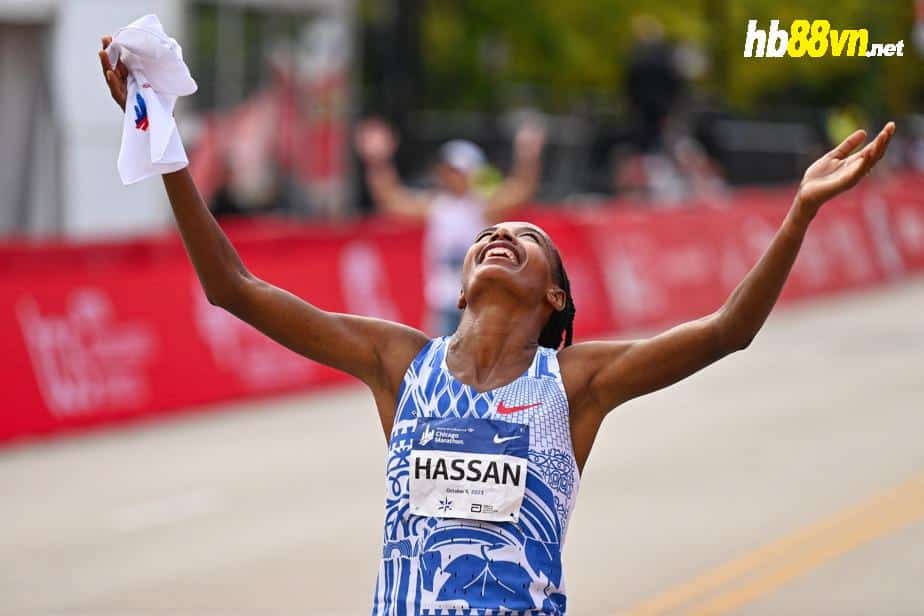 Hassan mừng sau khi vô địch Chicago Marathon 2023 ngày 8/10. Ảnh: Reuters