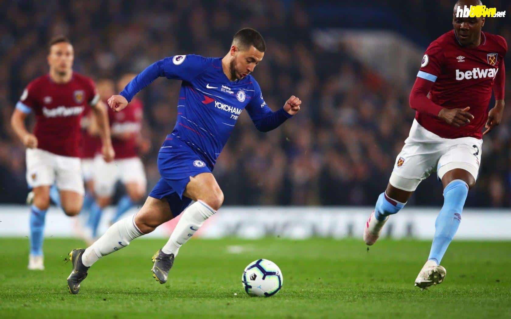 Hazard đi bóng trong một trận Chelsea đấu West Ham tại Ngoại hạng Anh. Ảnh: Reuters