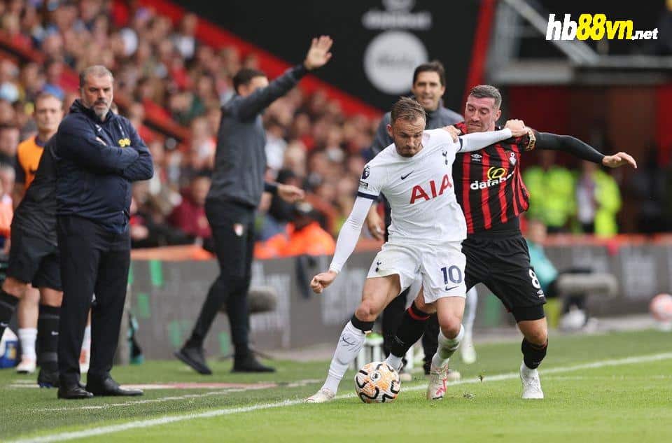Maddison (số 10) - tân binh đóng vai trò lớn ở khâu tấn công - cầm bóng trước sự truy cản của cầu thủ Bournemouth trong trận Tottenham thắng 2-0 ở vòng 3 Ngoại hạng Anh ngày 26/8. Ảnh: Reuters