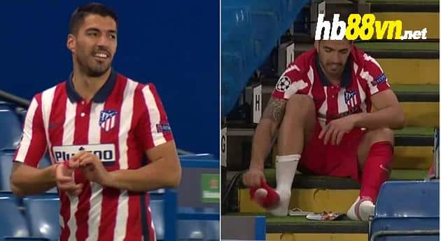Luis Suarez's frustration and ironic smile when substituted off - Bóng Đá