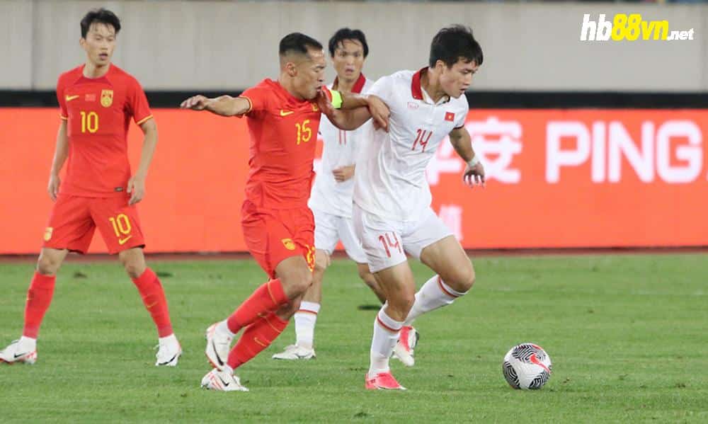 Nguyễn Hoàng Đức là cầu thủ Việt Nam chơi tốt nhất trong trận đấu trên sân của Trung Quốc.