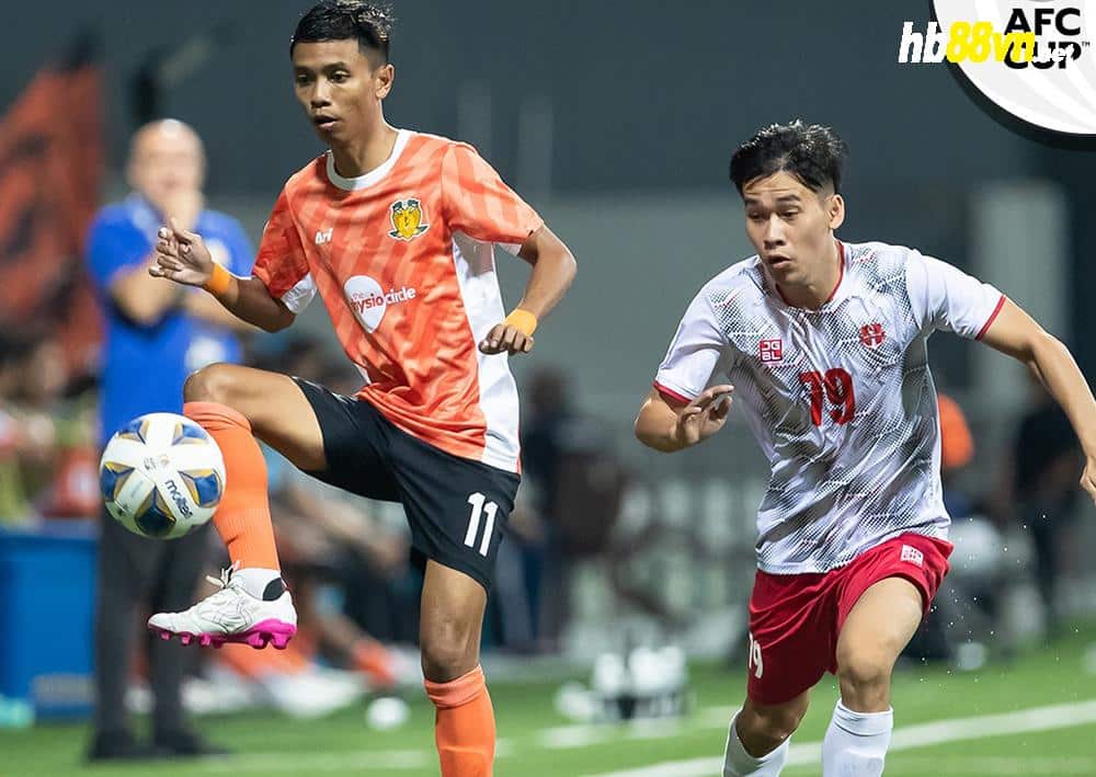 Hải Phòng (áo trắng) mắc sai lầm cuối trận, nhận thất bại khi tới Singapore làm khách của Hougang United. Ảnh: AFC