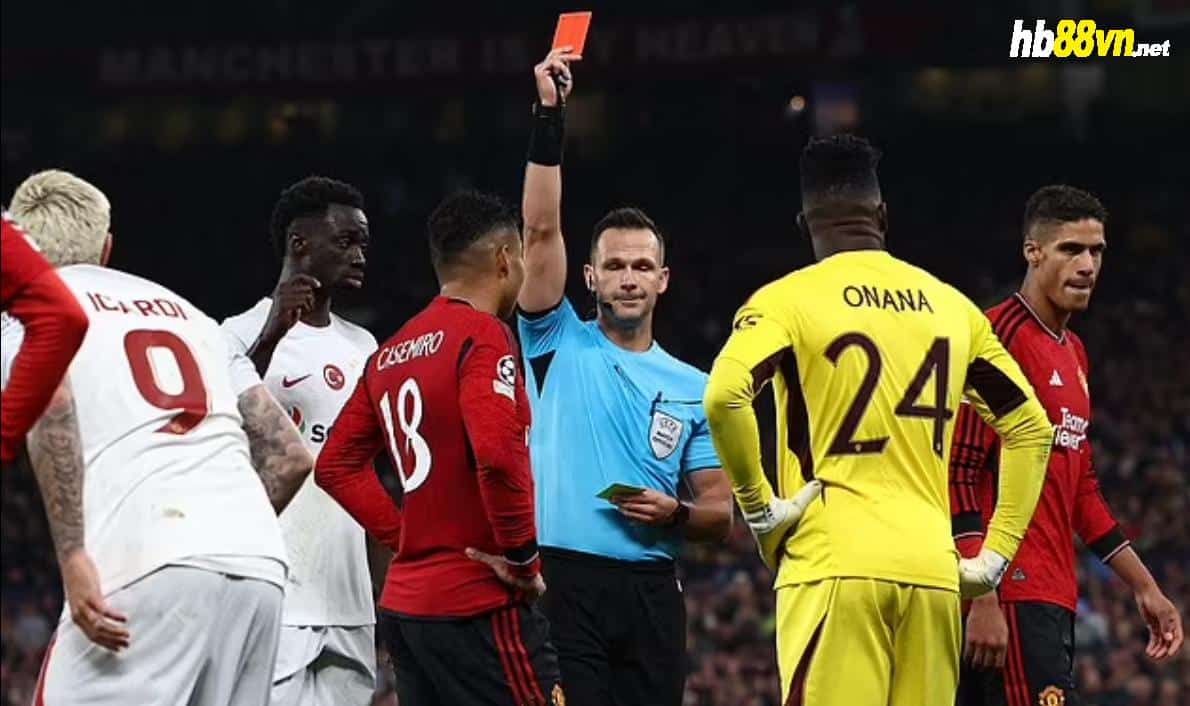 Casemiro nhận thẻ đỏ vì phạm lỗi với cầu thủ Galatasaray, sau khi thủ môn Andre Onana chuyền lỗi.
